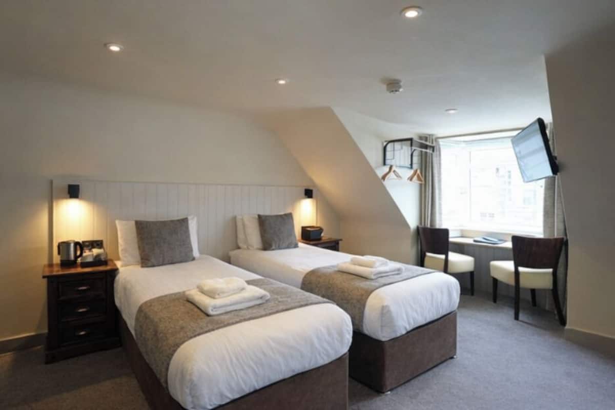 Deluxe Twin | Sengetøy av topp kvalitet, blendingsgardiner og strykejern/-brett