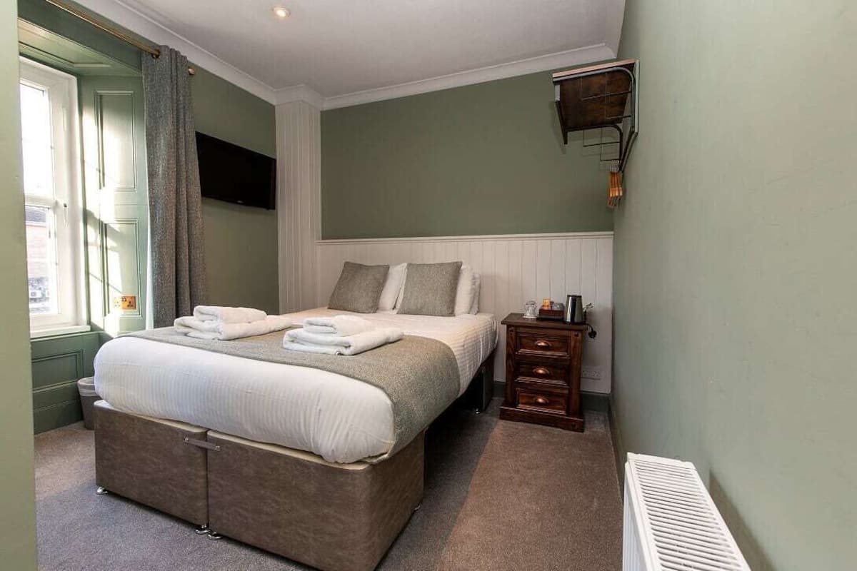 Habitación doble estándar | Ropa de cama de alta calidad y cortinas blackout