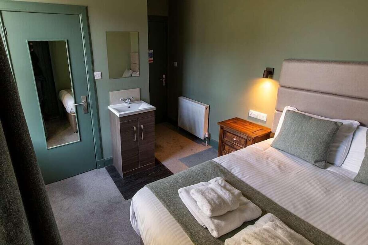 Habitación doble | Ropa de cama de alta calidad y cortinas blackout