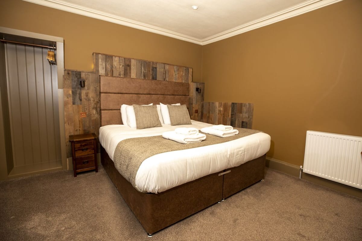 Habitación doble superior, 1 cama King size | Ropa de cama de alta calidad y cortinas blackout