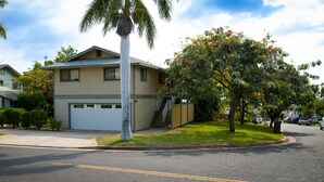 A two-story house with a garage, a staircase leading to the second floor, and a well-maintained lawn. - Quiet & Private S. Kihei 1BR Guest Suite - 10 minute walk to Kamaole Beach II (Kihei)