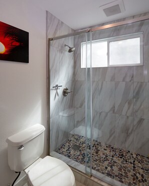 Een douche, een haardroger, handdoeken, zeep
