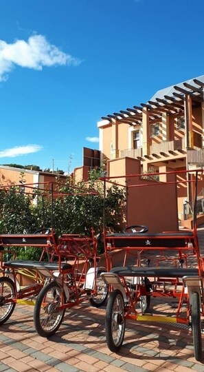 Bicycling - Hollywood B&B (Licata)