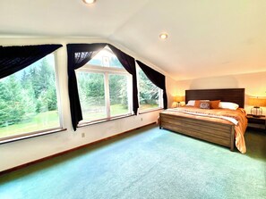 4 bedrooms, desk, iron/ironing board, travel cot - Hot tub, game room, 27 forested acres w mountain views near Olympic Natl Park (Port Angeles)