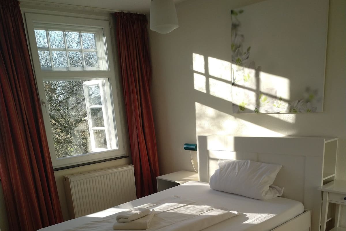 Habitación individual básica | Muebles diferentes, wifi gratis y ropa de cama