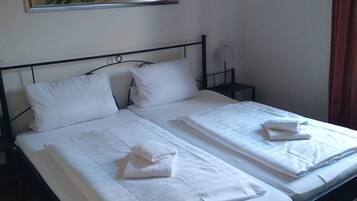 Muebles diferentes, wifi gratis y ropa de cama