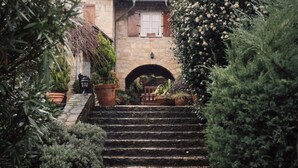 A stone staircase leading to a building with a brick facade and a wooden door. - Casa Lavanda Butik Hotel (Sile)
