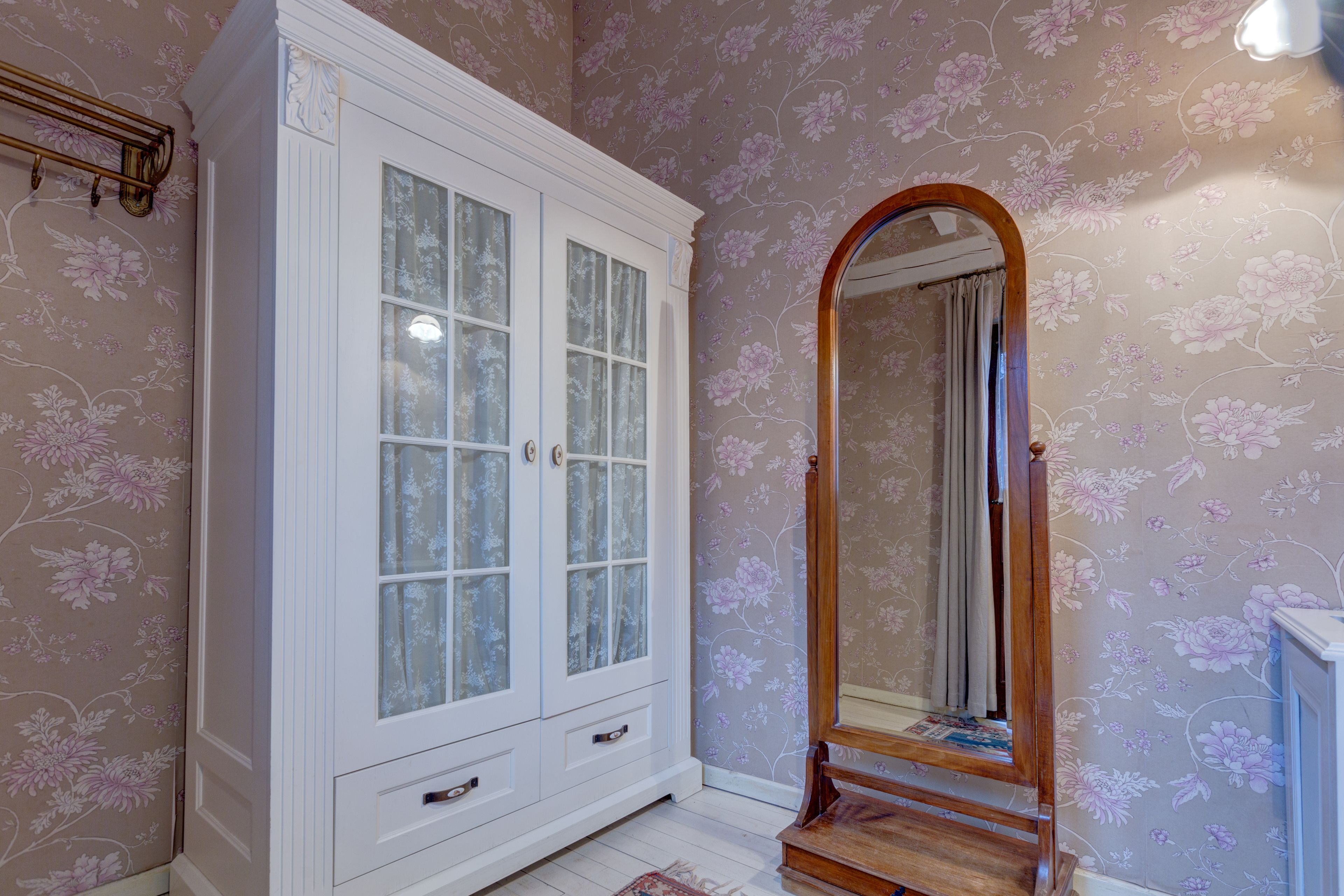 honeymoon suite | minibar, in-room safe, desk, soundproofing