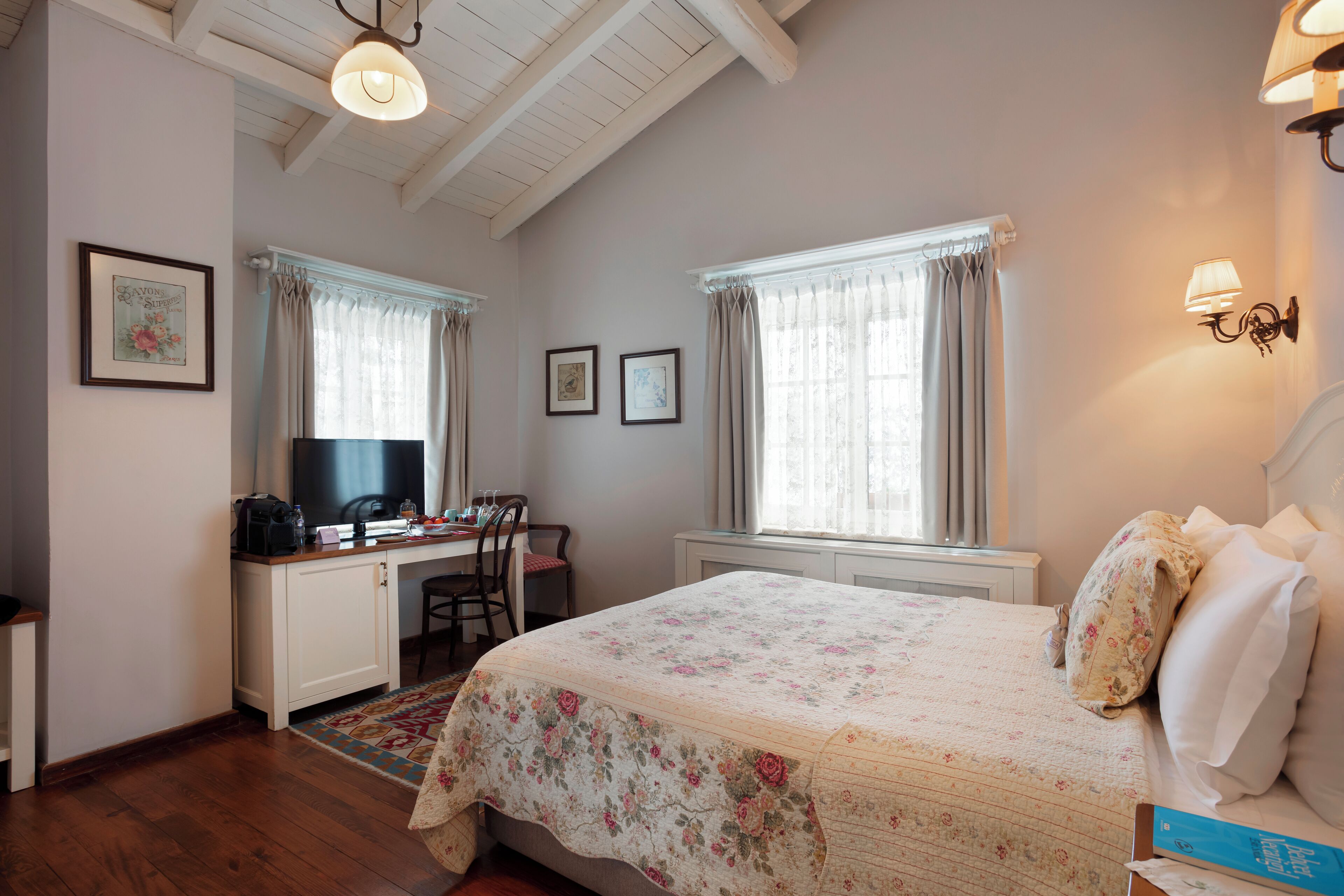 Superior Room, Pool View | Minibar, in-room safe, desk, soundproofing