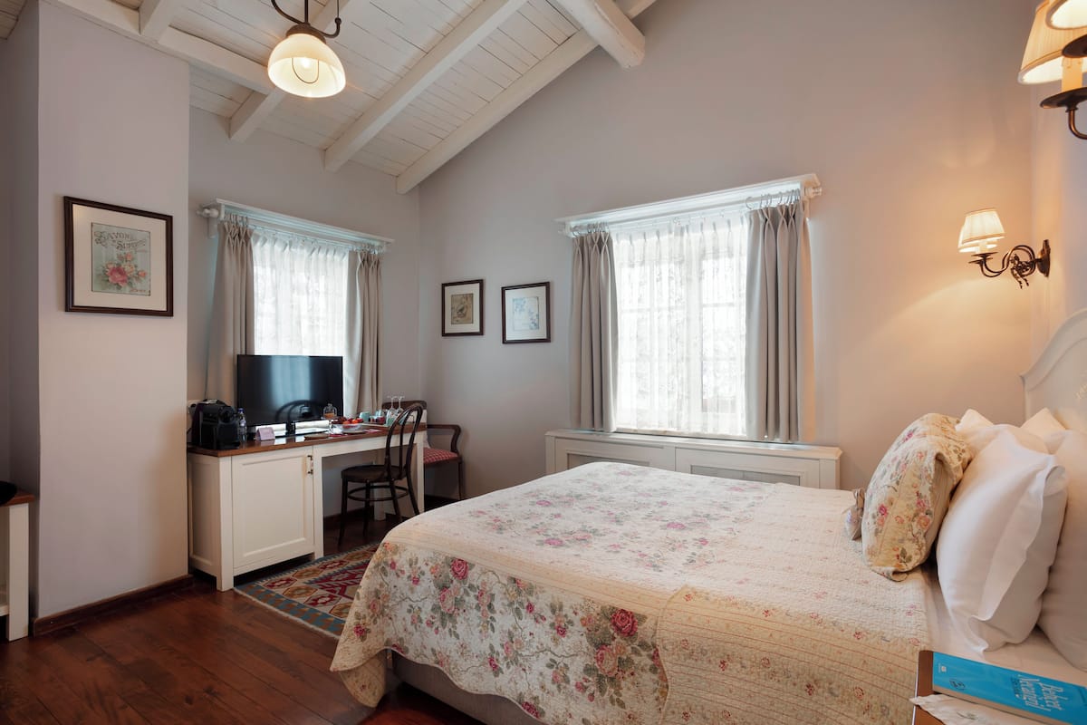 Superior Room, Pool View | Minibar, in-room safe, desk, soundproofing