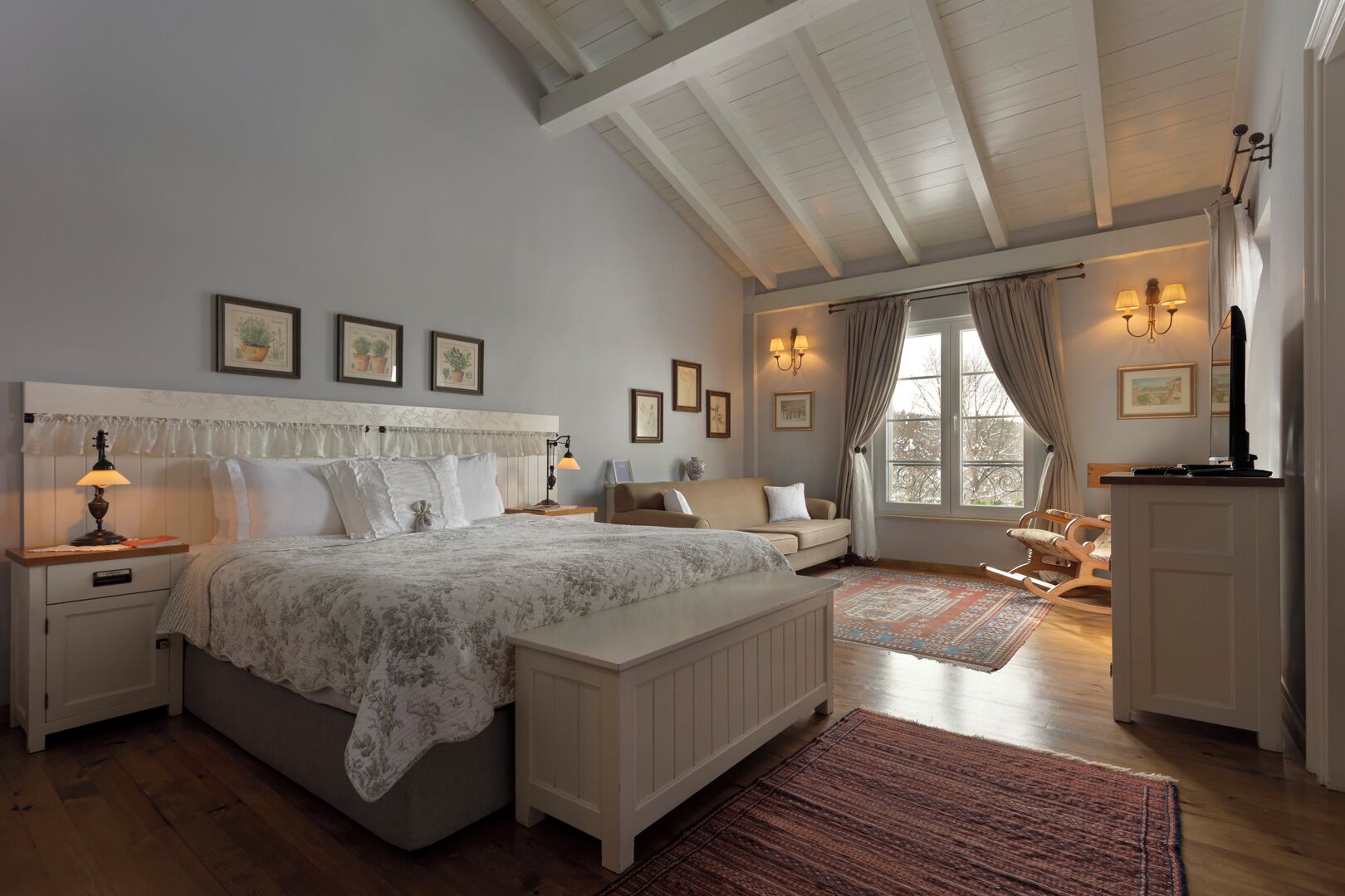 Honeymoon Suite | Minibar, in-room safe, desk, soundproofing