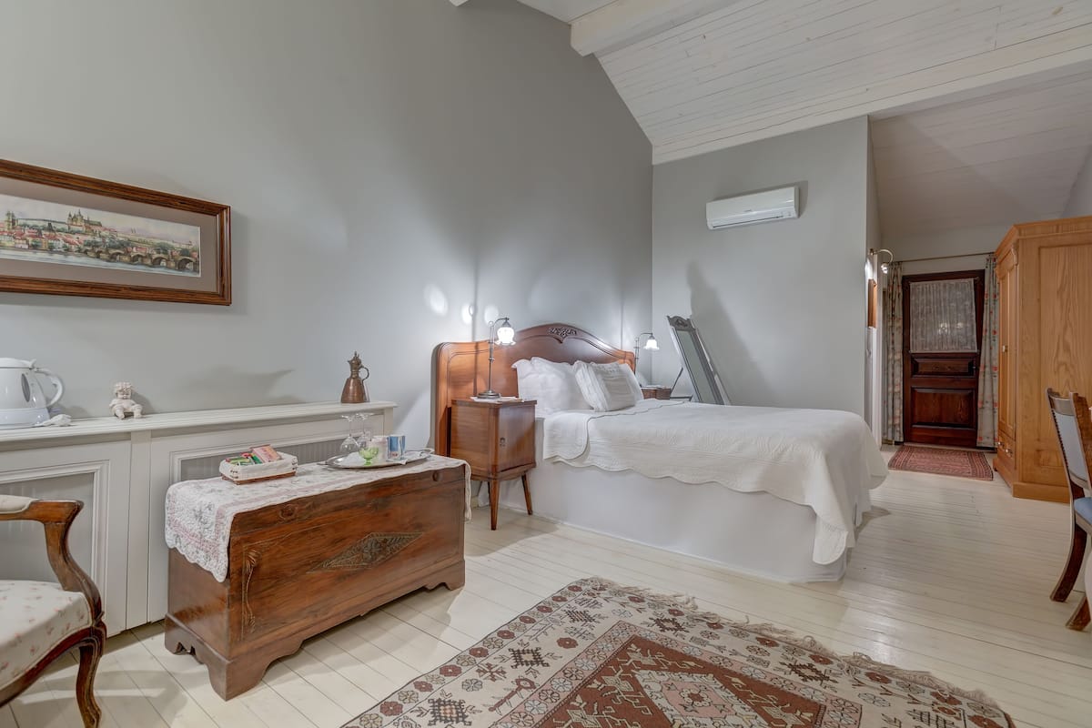 Deluxe Room with Forest View | Minibar, coffres-forts dans les chambres, bureau, chambres insonorisées