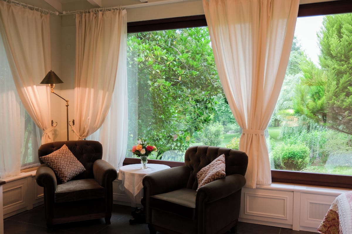 Deluxe Room | Minibar, in-room safe, desk, soundproofing