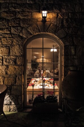 Se sirven desayunos y cocina internacional, con vista al jardín 