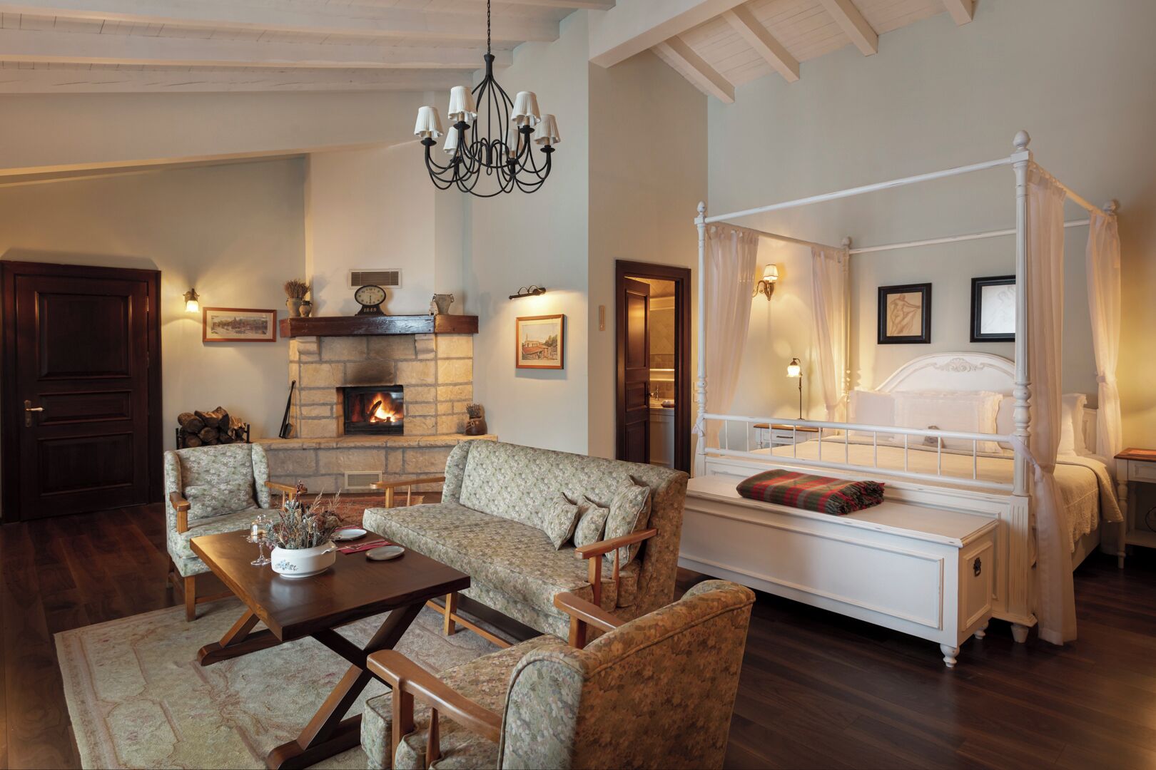 Suite with Fireplace & Forest View | Minibar, pengeskab på værelset, skrivebord, lydisolering