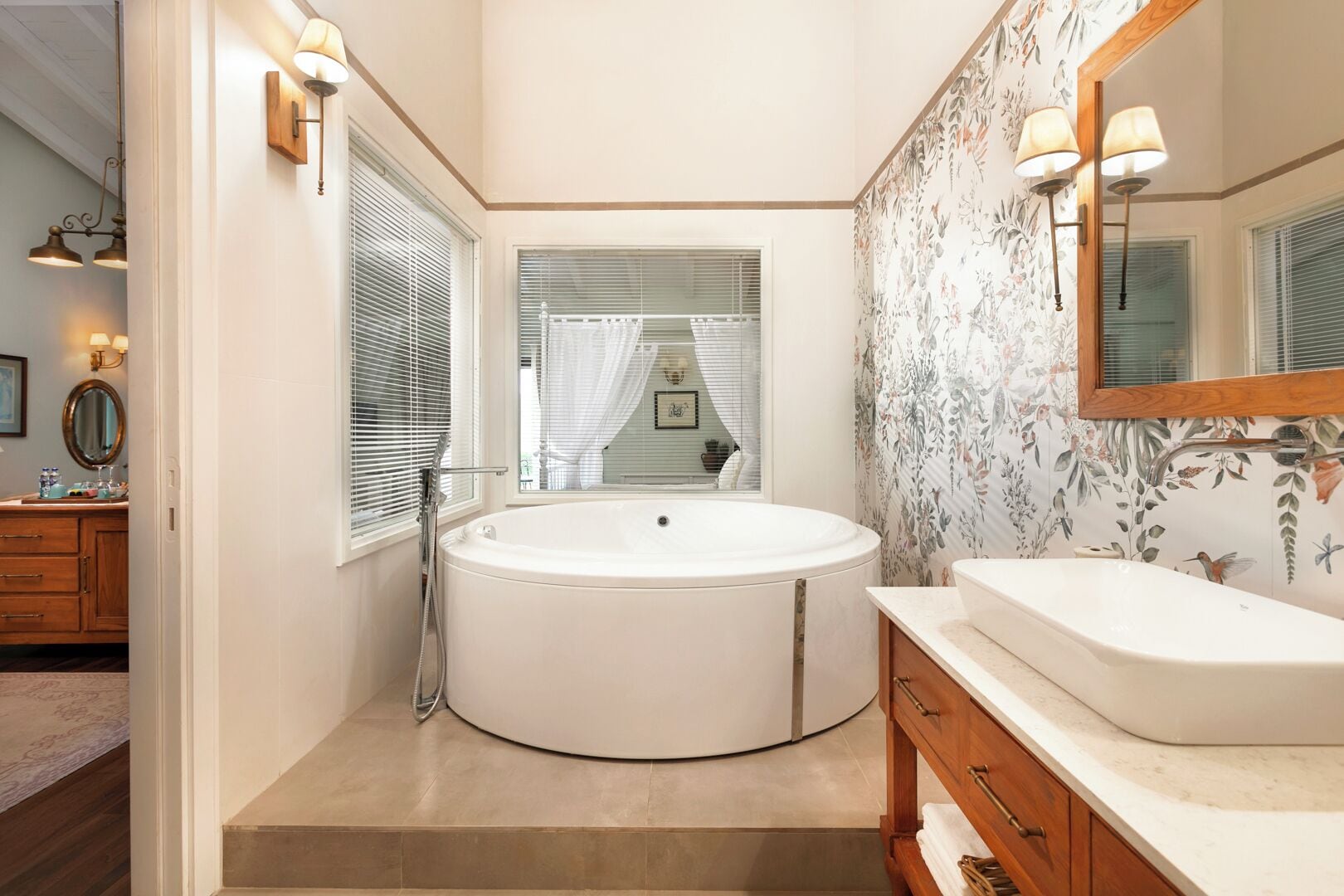 Un baño moderno con una bañera independiente, un tocador con espejo y una zona de ducha.