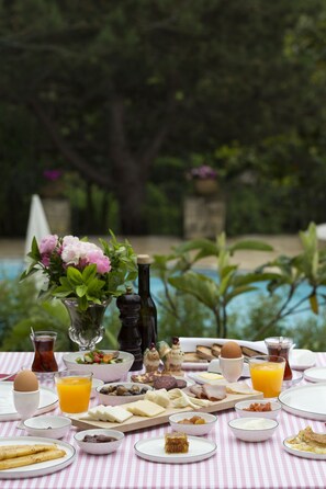 Free daily buffet breakfast - Casa Lavanda Butik Hotel (Sile)