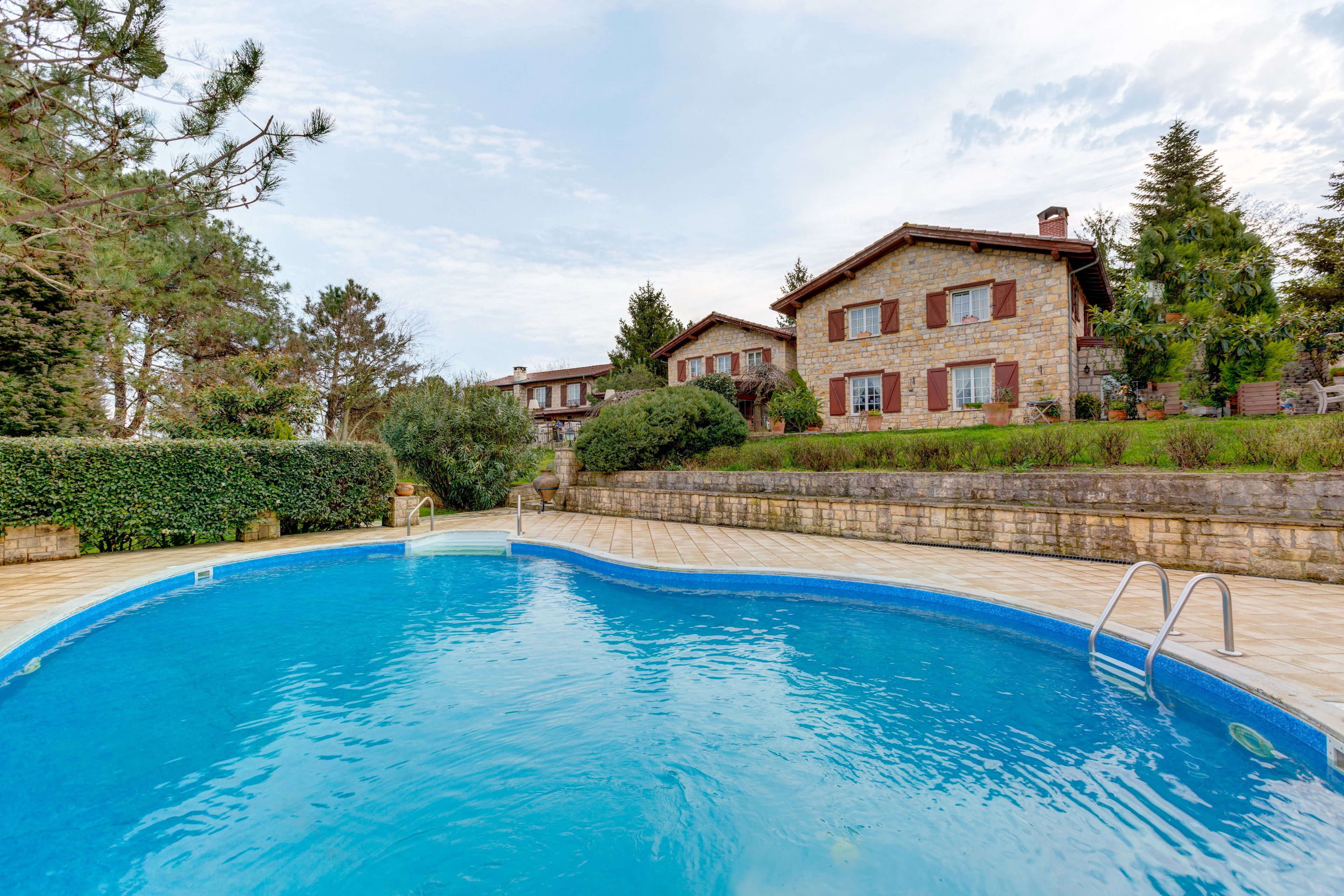 Sæsonbestemt udendørs pool, parasoller, liggestole