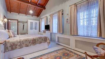 Deluxe Room with Pool & Forest View | Minibar, caja de seguridad en la habitación y escritorio