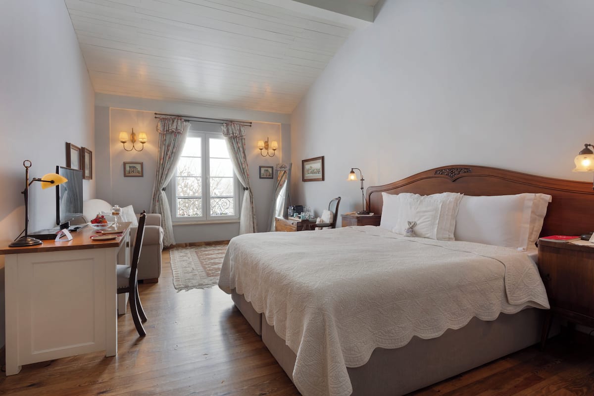 Deluxe Room with Forest View | Minibaari, tallelokero huoneessa, työpöytä, äänieristys