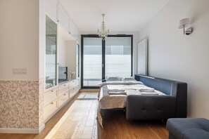 Tabla de planchar con plancha, wifi gratis y ropa de cama 