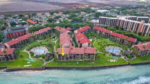 Un resort con varias edificaciones, piscina y acceso directo a la playa.