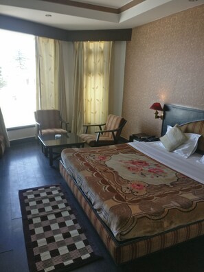 Caja de seguridad en la habitación y muebles diferentes 