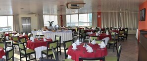 Café da manhã com buffet diário (BRL 23.00 por pessoa) 