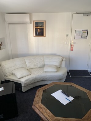 Double Room, 1 Double Bed | Blackout curtains, iron/ironing board, free WiFi, bed sheets