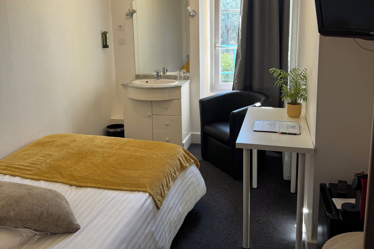 Single Room, 1 Large Twin Bed | Blackout drapes, iron/ironing board (on request), WiFi (free)