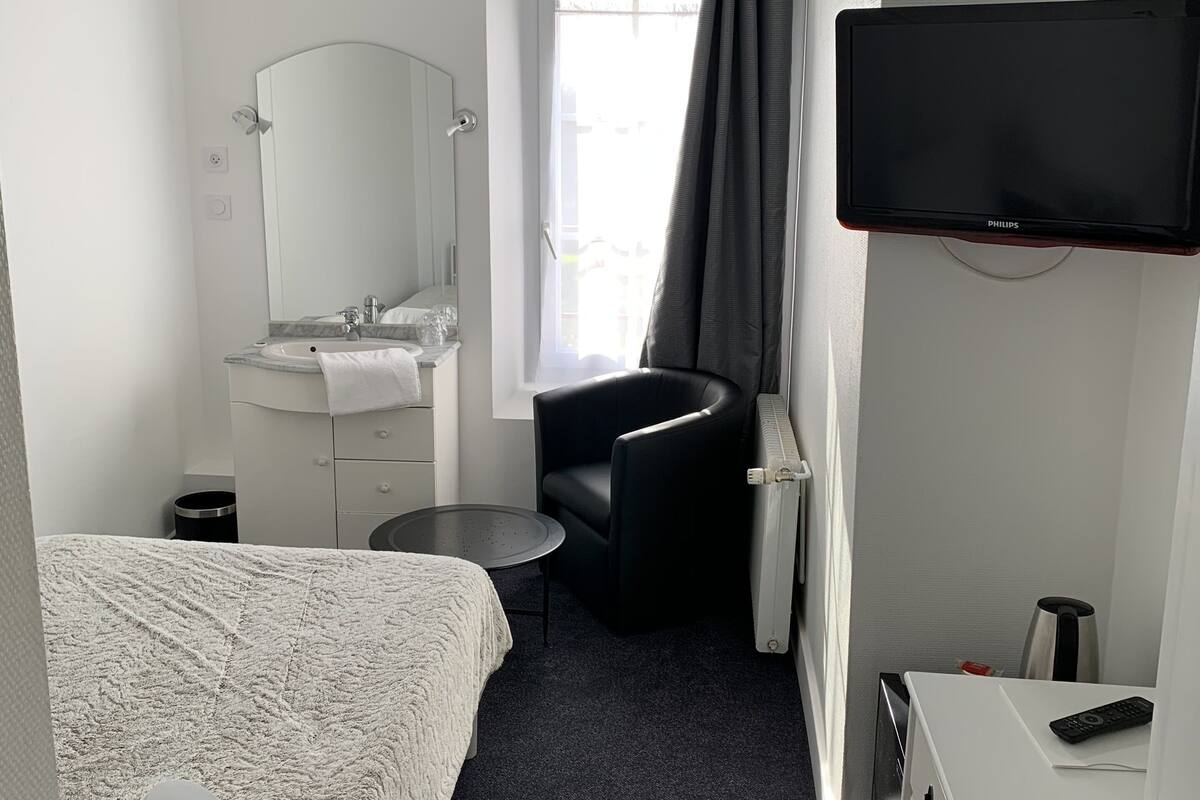 single room, 1 large single bed | minibar, blackout curtains, iron/ironing board, free wifi