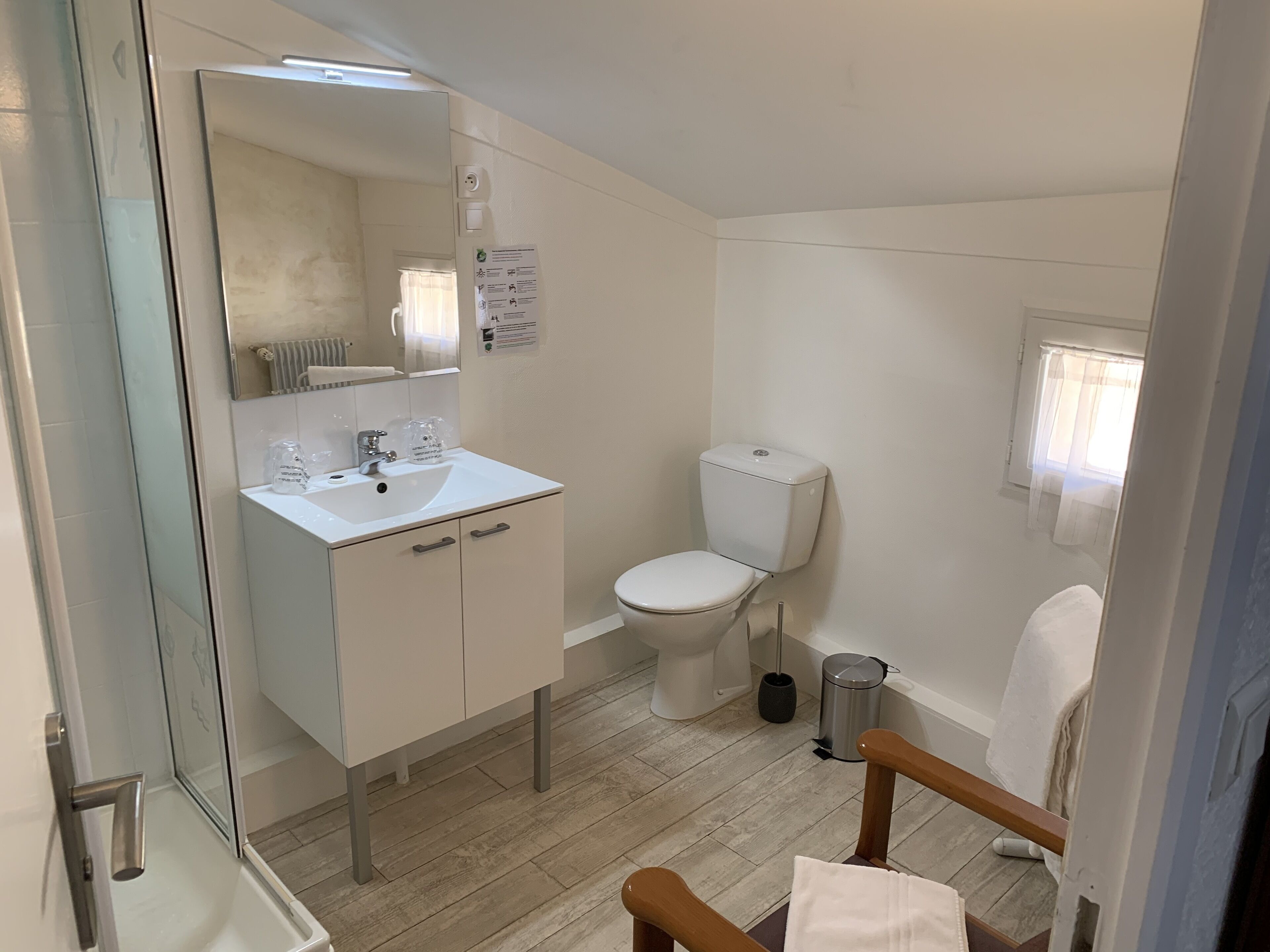 double room, 1 double bed | bathroom | shower, hydromassage showerhead, free toiletries, hair dryer