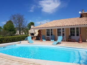 Kolam renang indoor dan kolam renang outdoor musiman