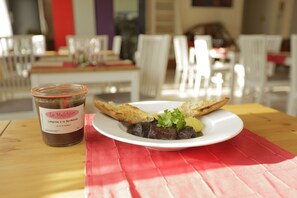 Melayani sarapan, makan siang, makan malam; sajian masakan Prancis