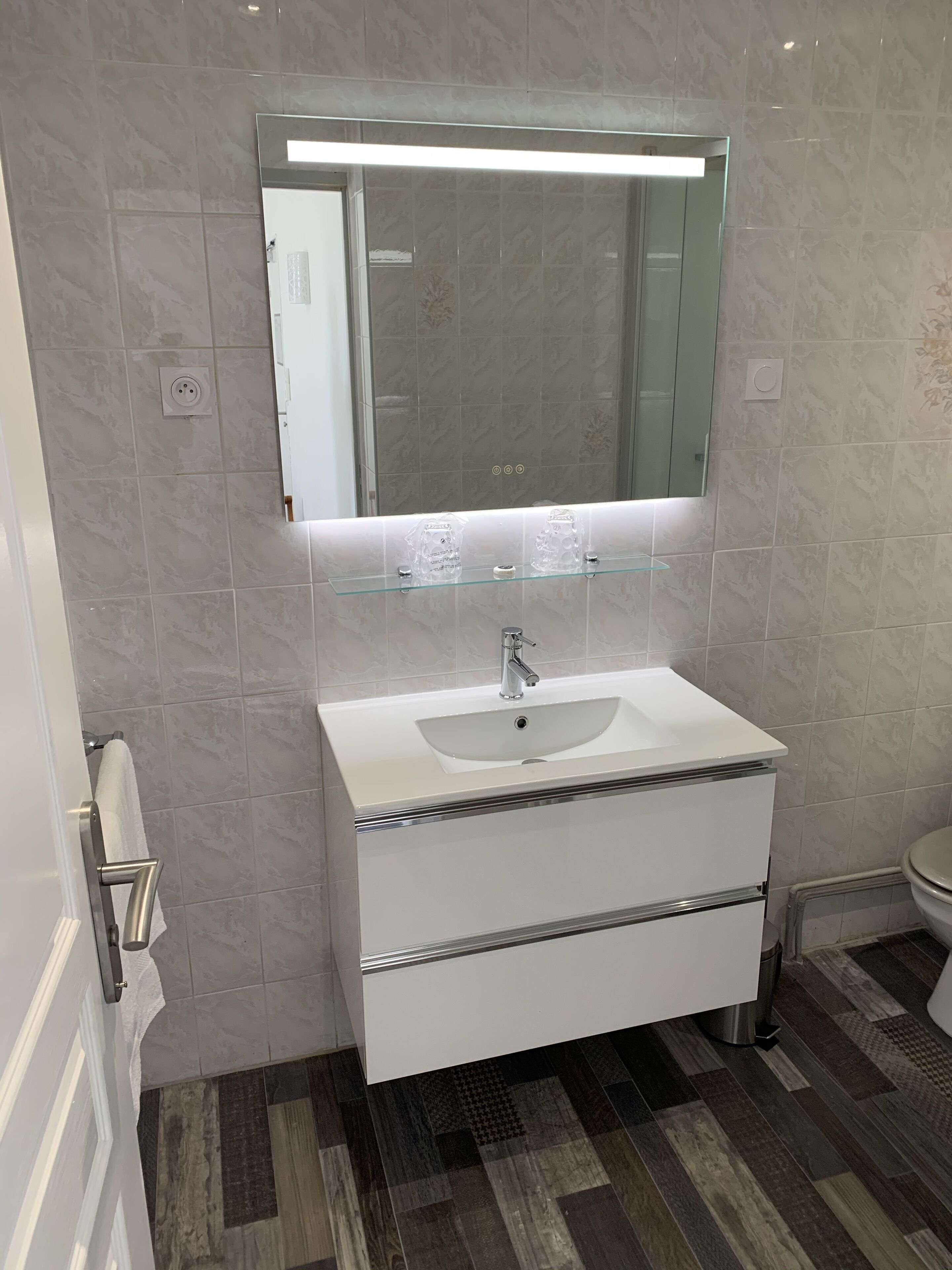 double room, 1 double bed, pool view | bathroom | shower, hydromassage showerhead, free toiletries, hair dryer