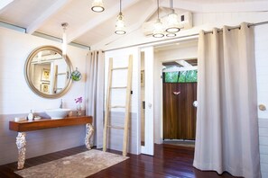 Deluxe-Villa, 5 Schlafzimmer, eigener Pool, Meerblick (Ocean Front) | Badezimmer | Dusche, kostenlose Toilettenartikel, Haartrockner, Bidet