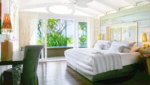 A bedroom with a bed, a desk, and a chair. - Villa Diosa del Mar (Veintisiete de Abril)
