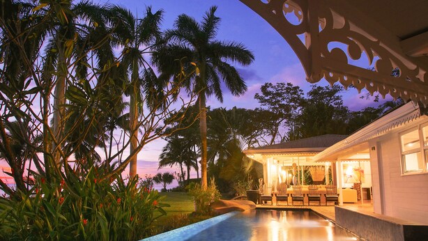 A poolside area with a clear view of the pool, surrounded by lush greenery and palm trees. - Villa Diosa del Mar (Veintisiete de Abril)