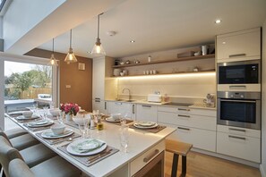 Rumah Mewah, 4 kamar tidur, Bebas Asap Rokok | Makan di kamar