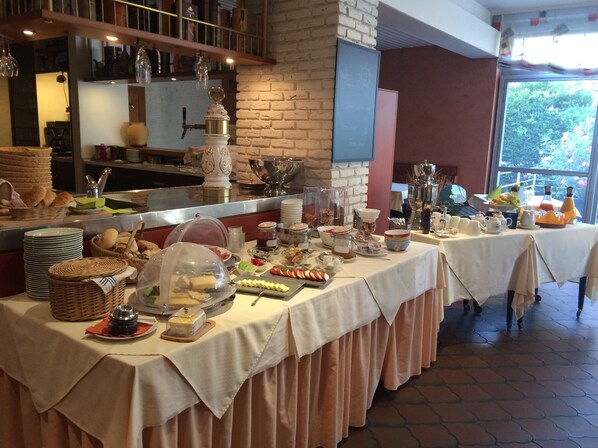 매일 뷔페 무료 아침 식사 포함