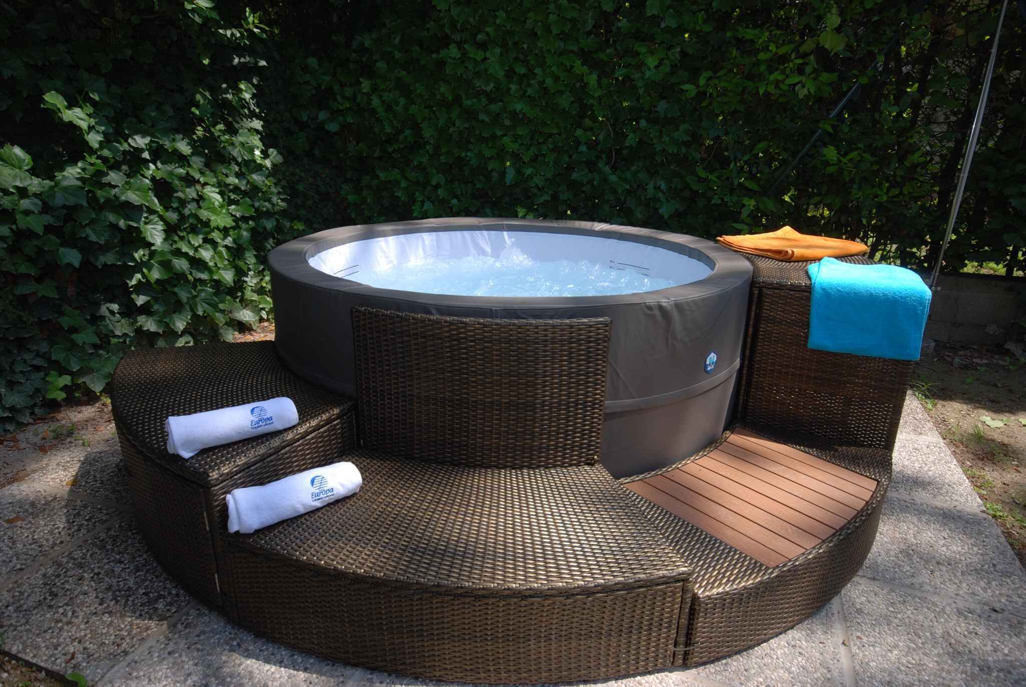 Bain à remous extérieur
