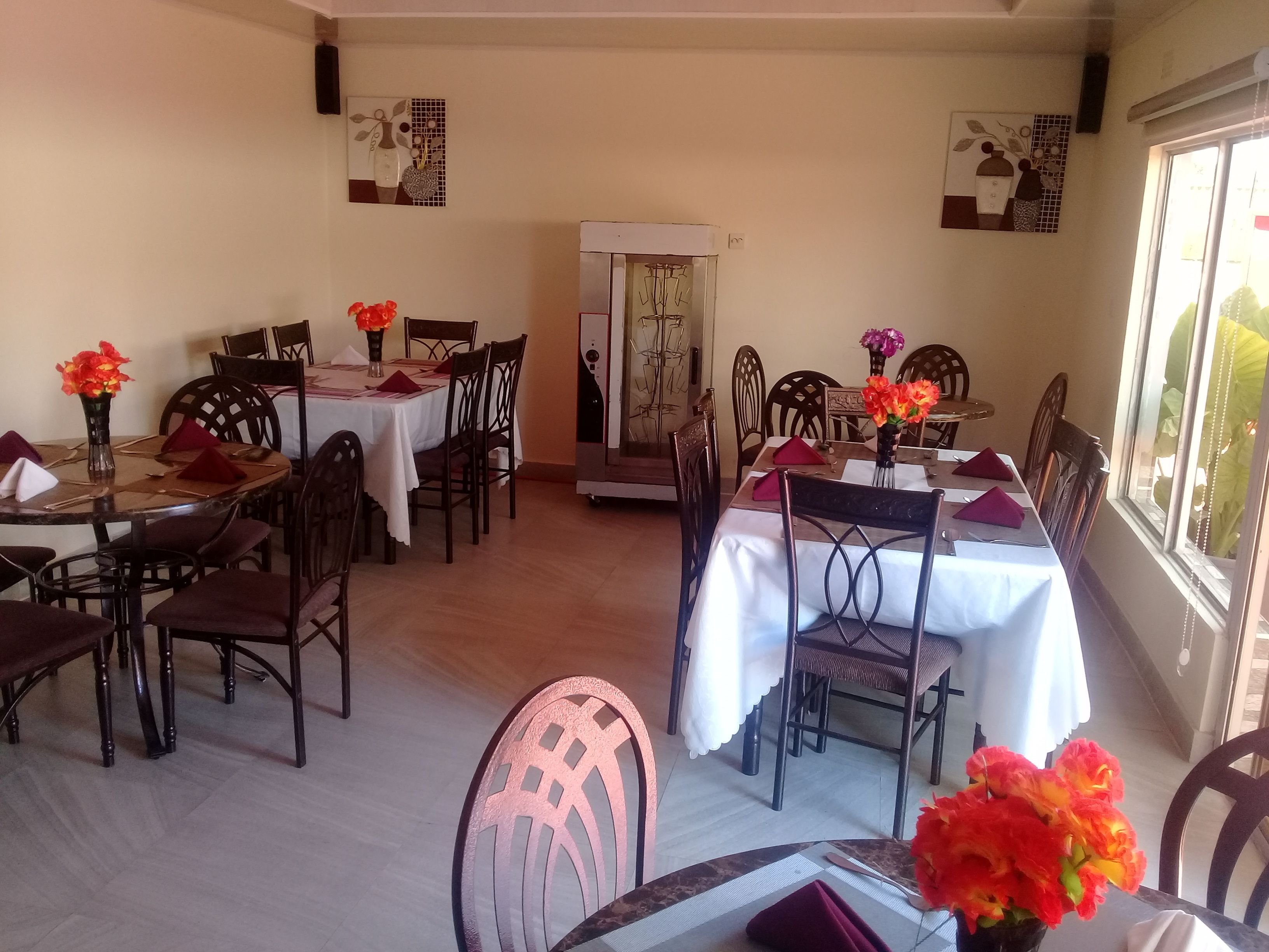 2 restaurantes; se sirven desayunos y cocina local e internacional 