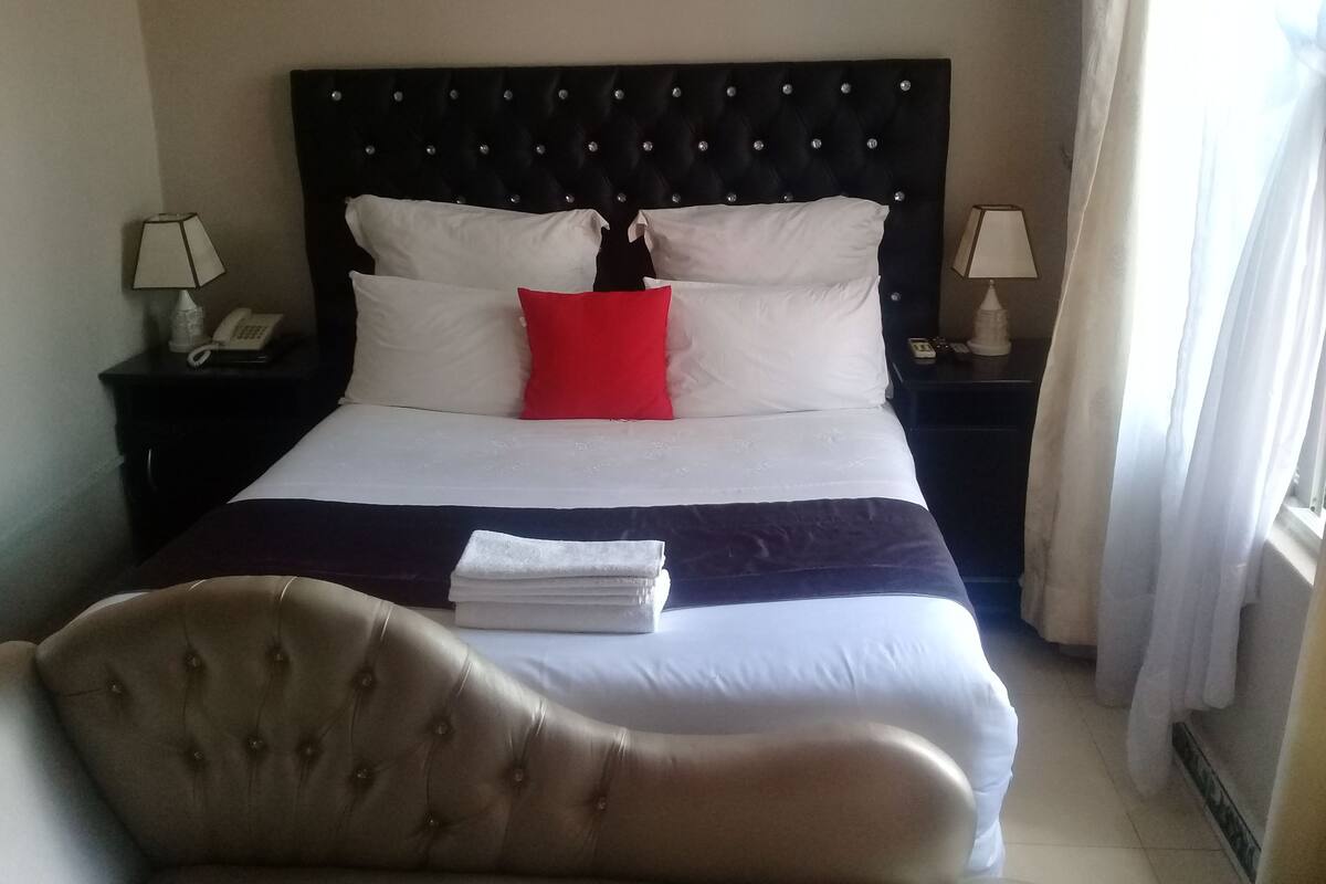 Premium bedding, down duvets, minibar, in-room safe