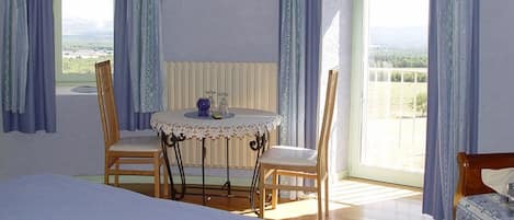 Habitación superior, para no fumadores (Tour) | Decoración personalizada, muebles diferentes, escritorio y cunas
