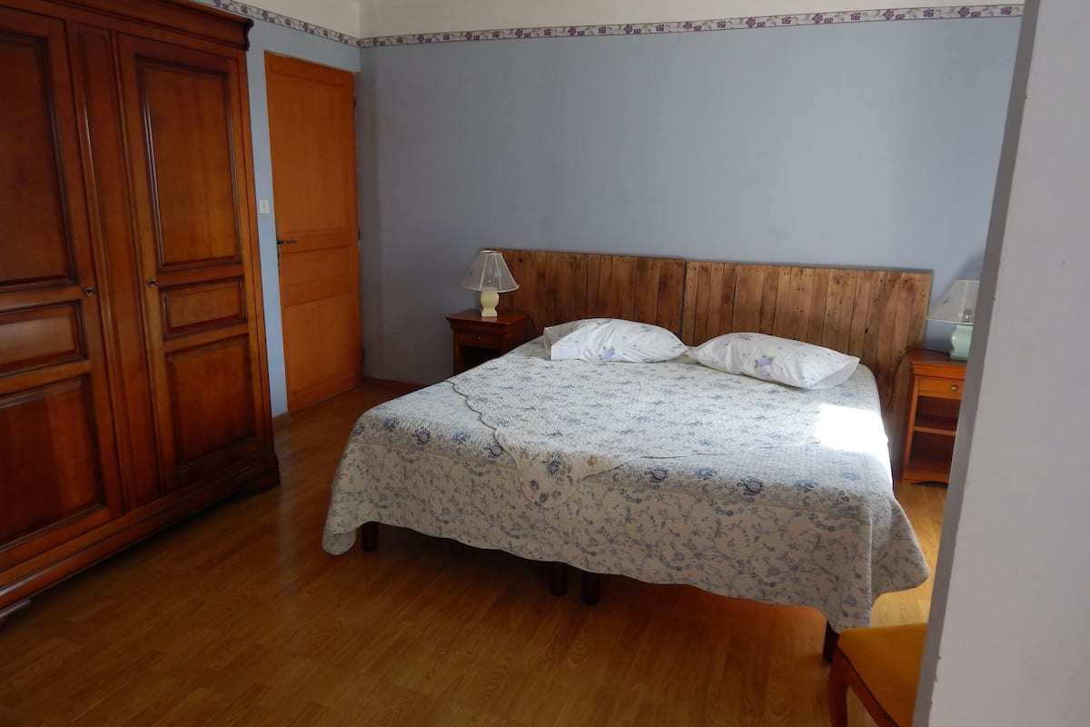 Habitación Confort, para no fumadores | Decoración personalizada, muebles diferentes, escritorio y cunas
