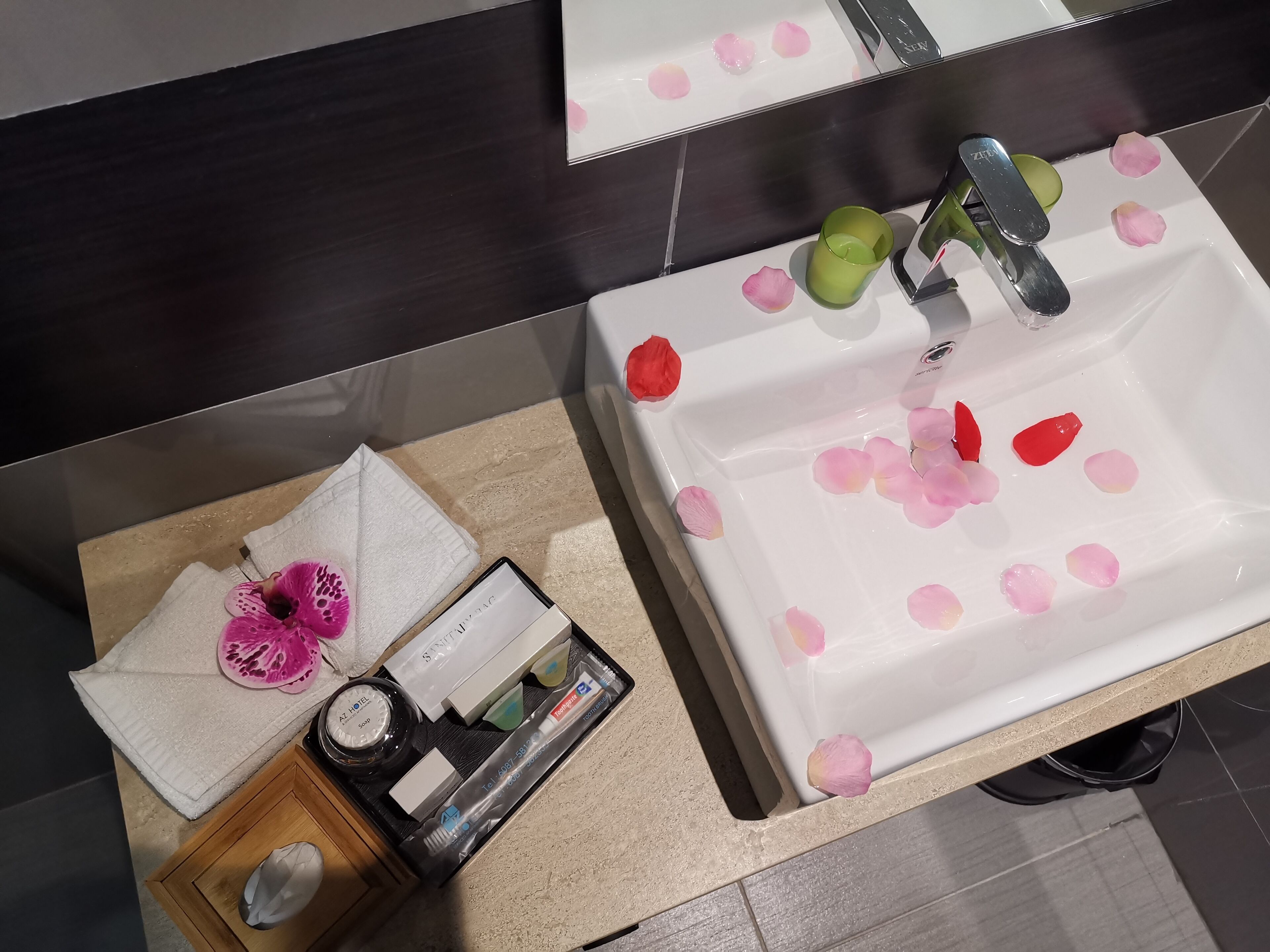 standard king room | bathroom sink