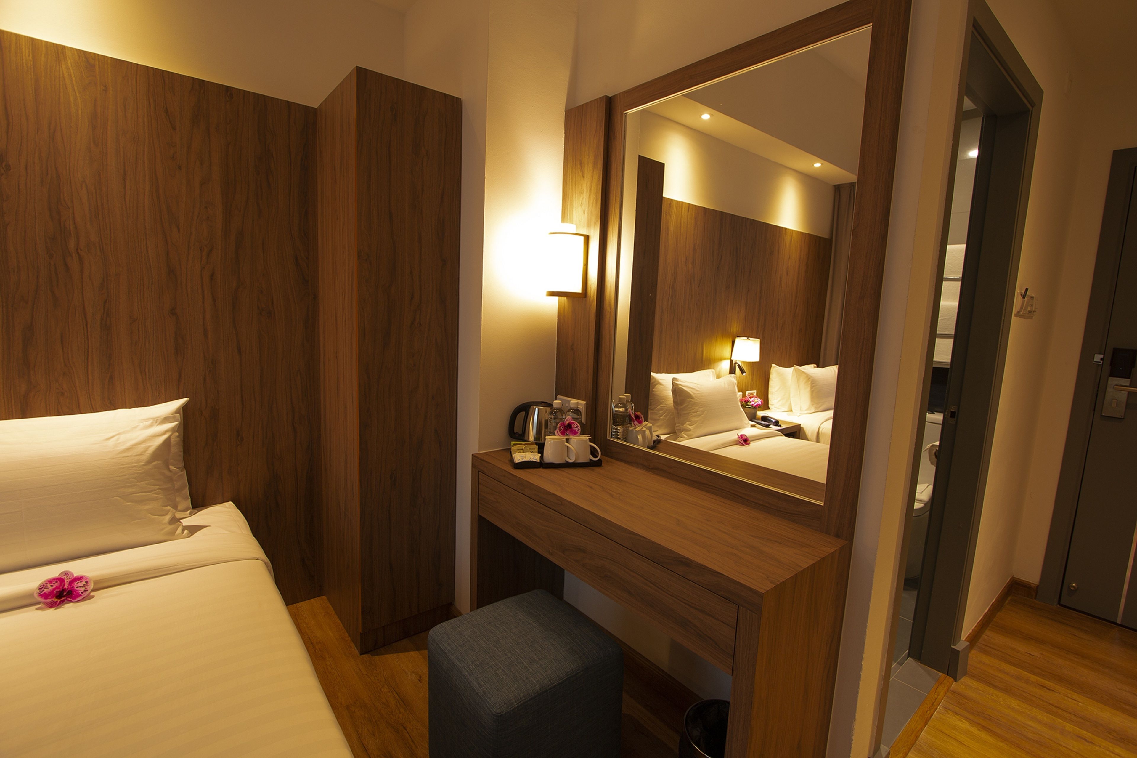 standard twin room | in-room safe, individually decorated, individually furnished, desk