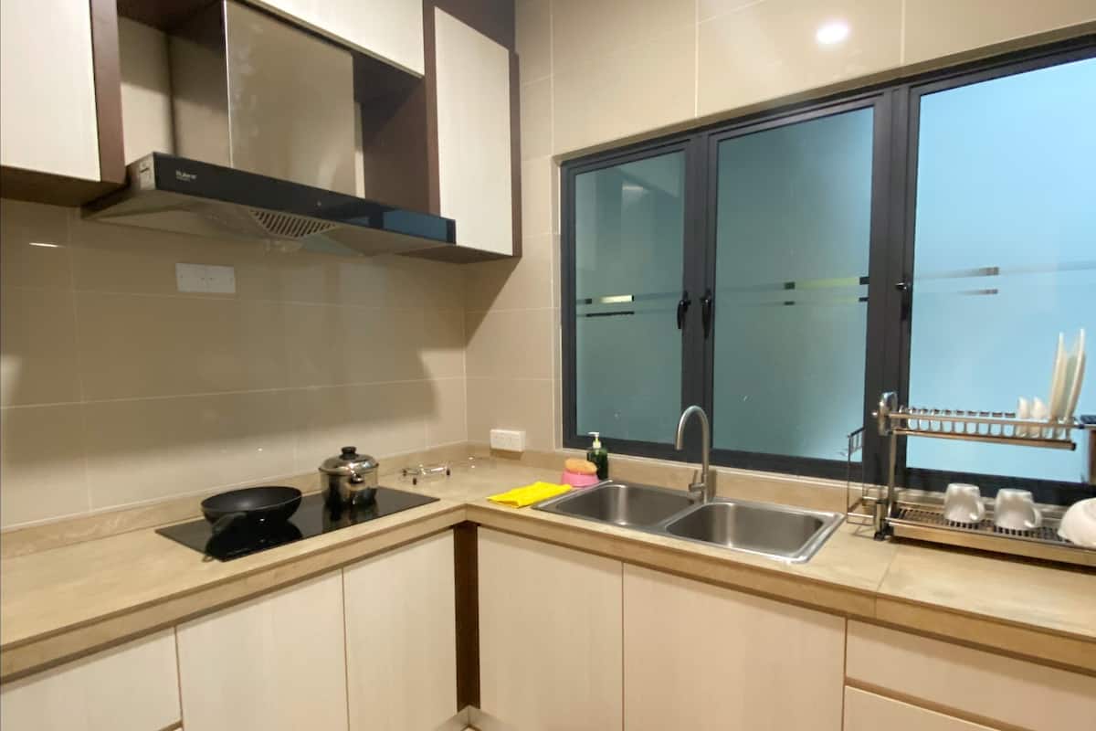 apartment, 3 bedrooms | private kitchenette | coffee/tea maker, electric kettle