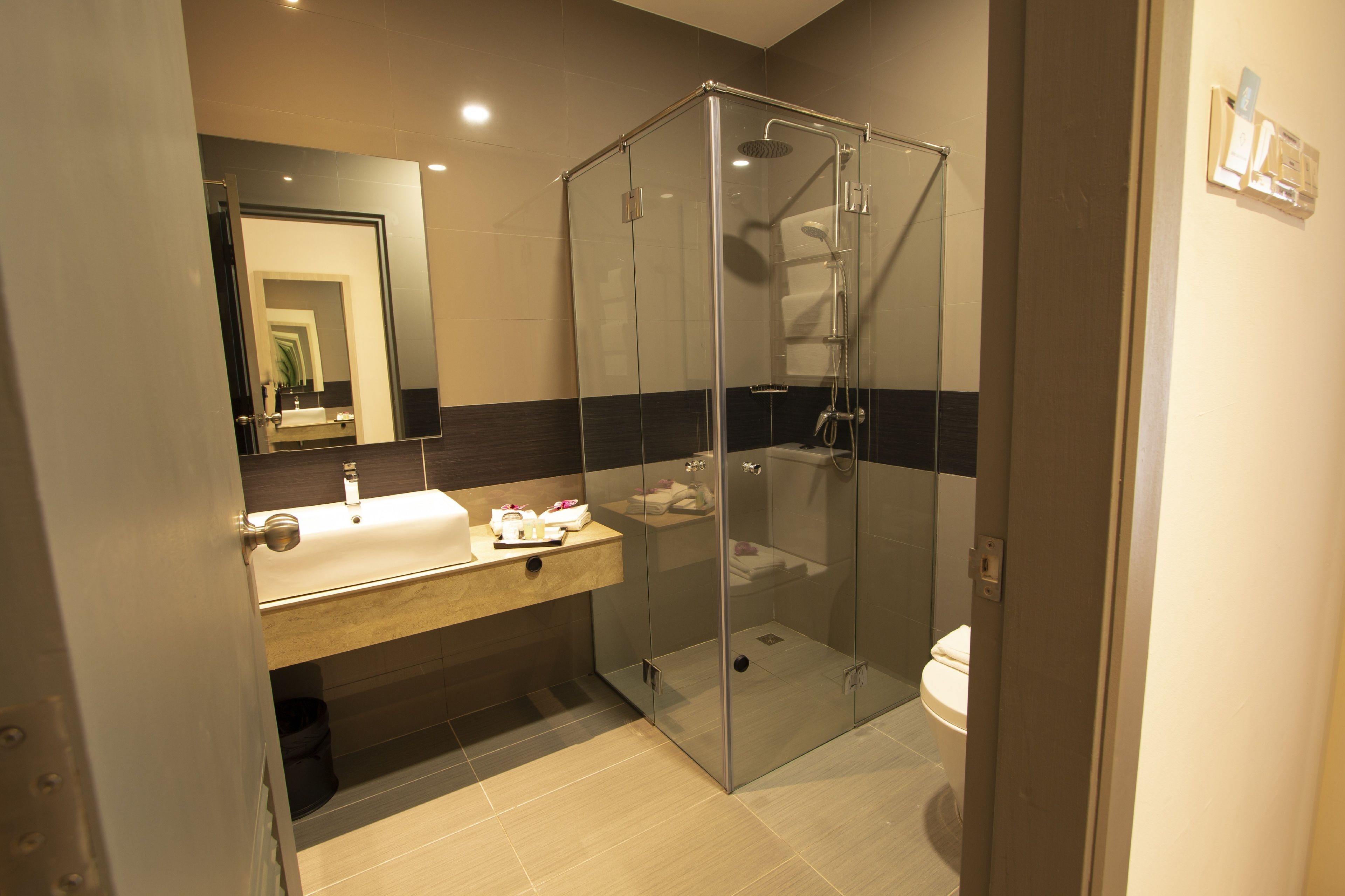 standard king room | bathroom | shower, rainfall showerhead, free toiletries, bidet