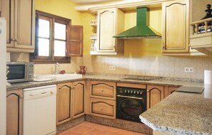 Frigorífic, microones, placa de cuina i rentaplats 